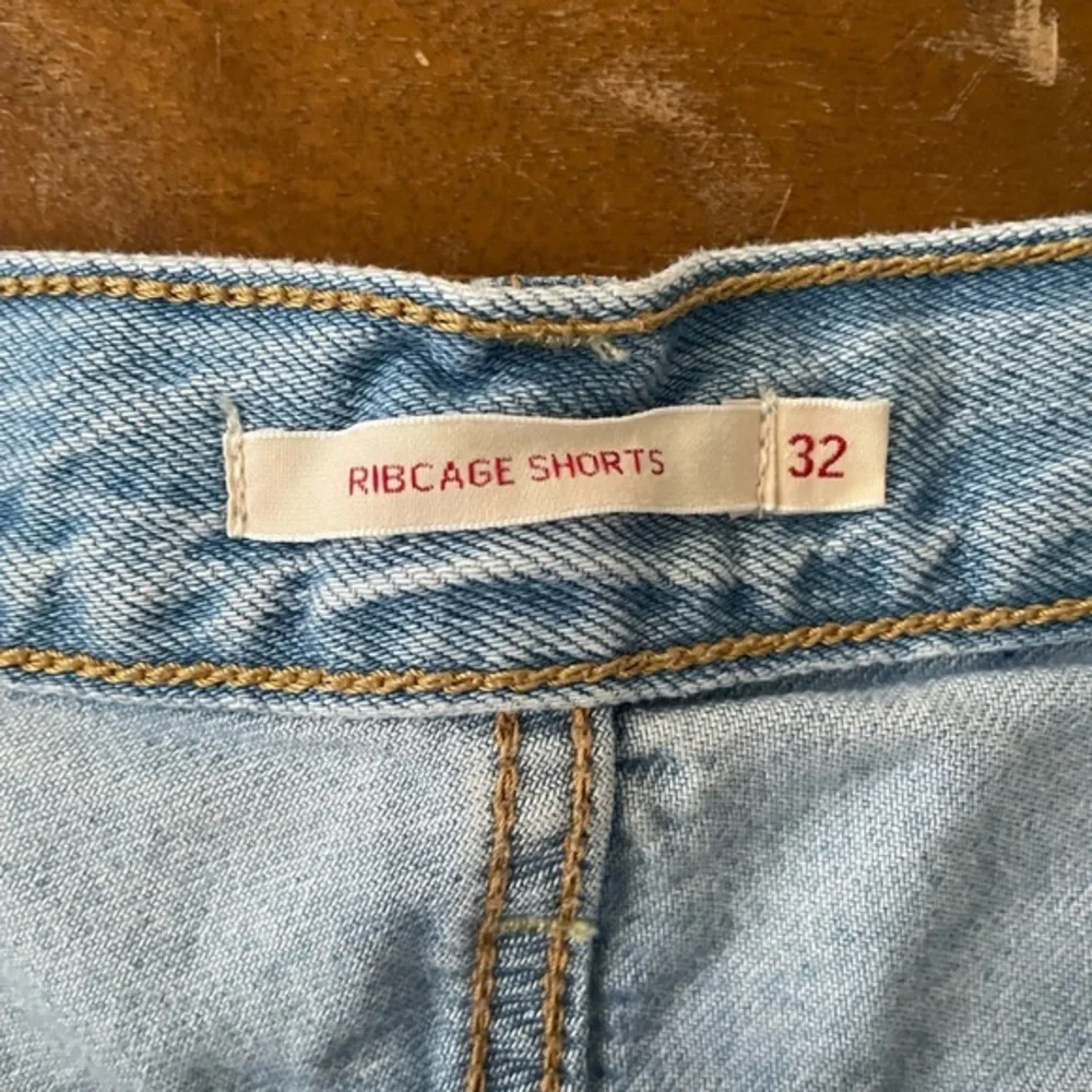 Levi’s ribcage light wash frayed cut off premium denim shorts‎ size 32